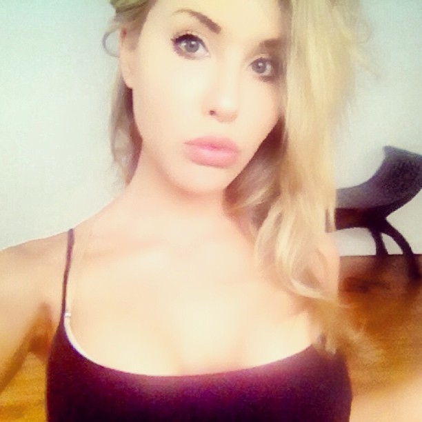 Chloe Rose Lattanzi taking a selfie
