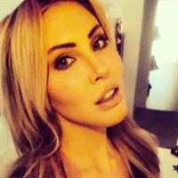 Chloe Rose Lattanzi taking a selfie