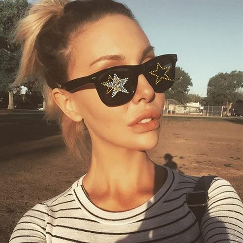 Chloe Rose Lattanzi taking a selfie