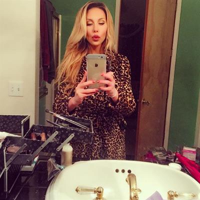 Chloe Rose Lattanzi taking a selfie