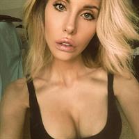 Chloe Rose Lattanzi taking a selfie