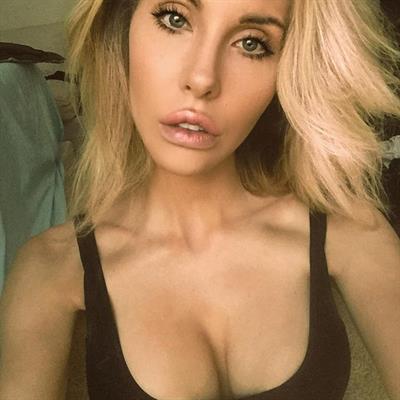 Chloe Rose Lattanzi taking a selfie
