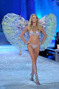Lindsay Ellingson in lingerie