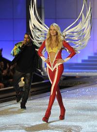 Lindsay Ellingson in lingerie