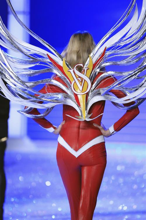 Lindsay Ellingson in lingerie - ass