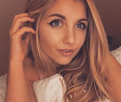 Amber Hill taking a selfie