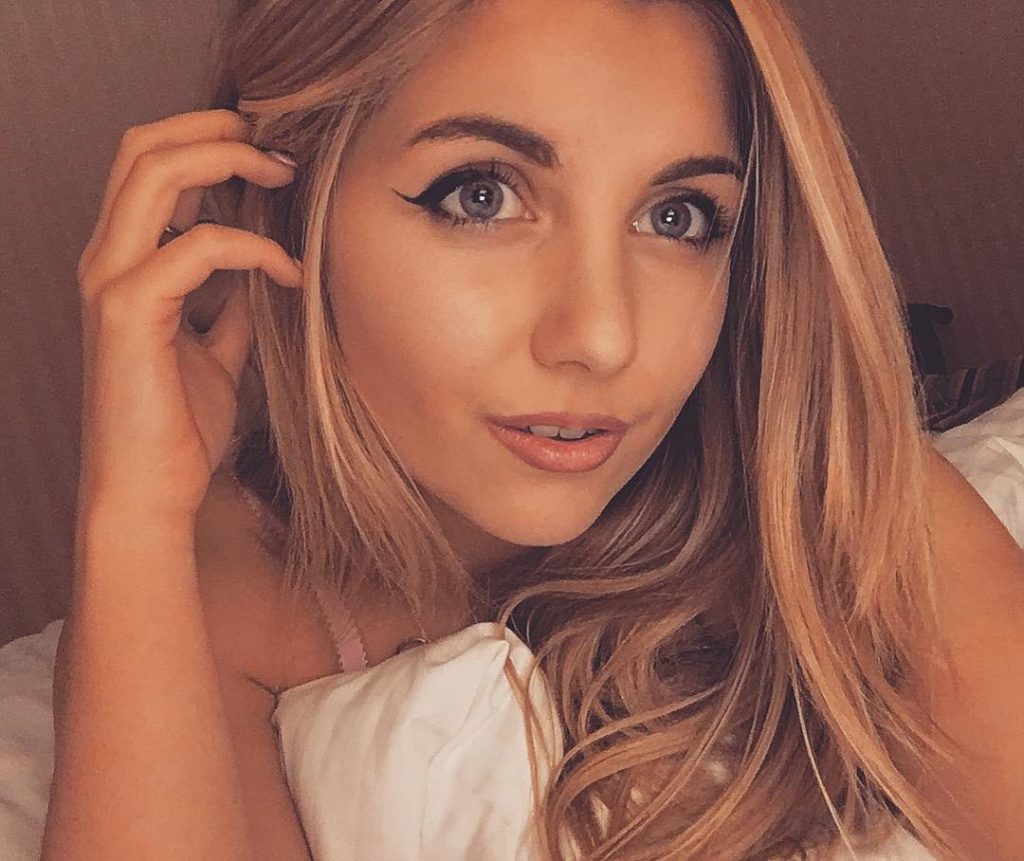 Amber Hill taking a selfie