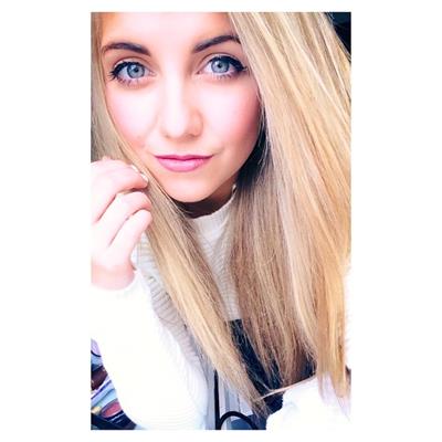 Amber Hill taking a selfie