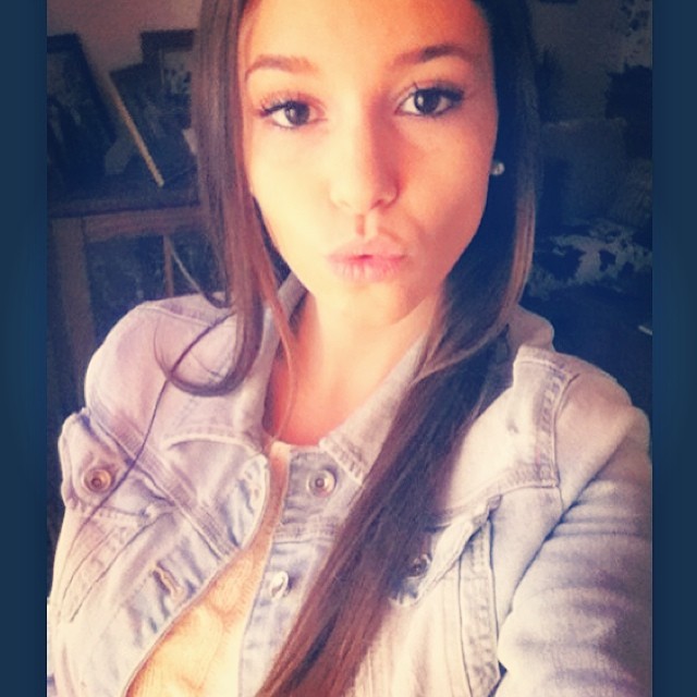 Carolina Neto taking a selfie