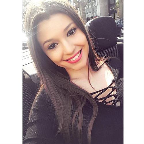 Carolina Neto taking a selfie