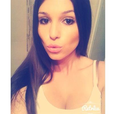 Carolina Neto taking a selfie