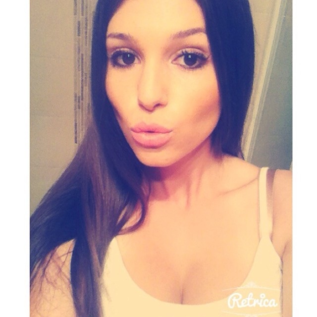 Carolina Neto taking a selfie