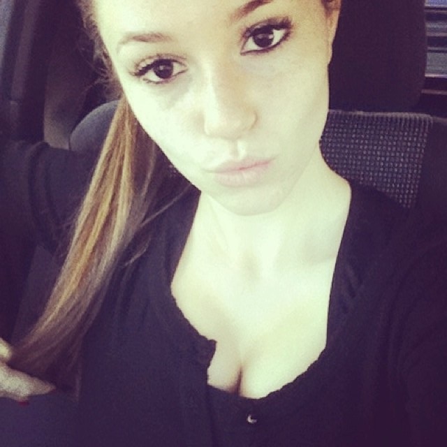 Carolina Neto taking a selfie