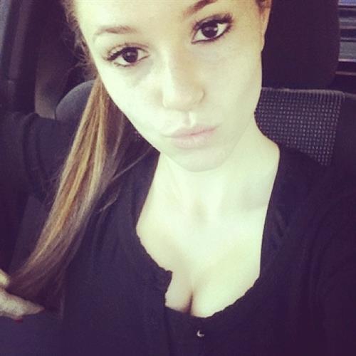 Carolina Neto taking a selfie