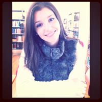 Carolina Neto taking a selfie