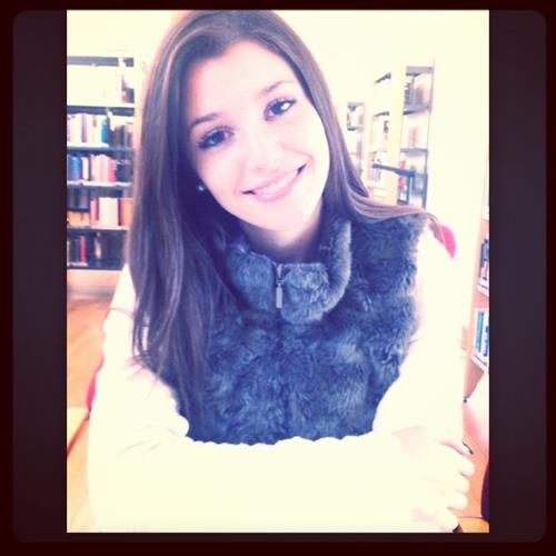 Carolina Neto taking a selfie