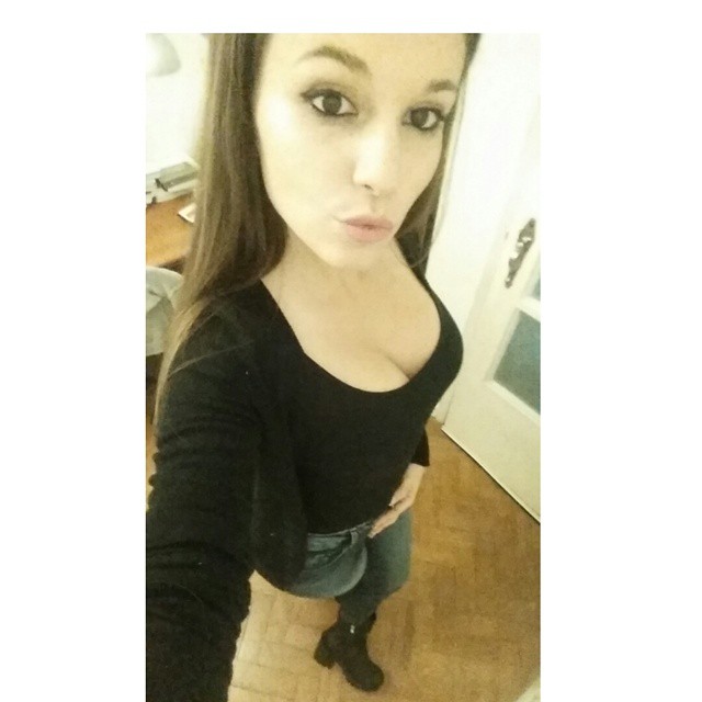 Carolina Neto taking a selfie