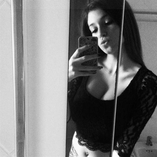 Carolina Neto taking a selfie