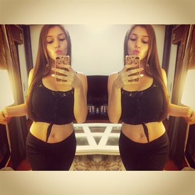 Carolina Neto taking a selfie