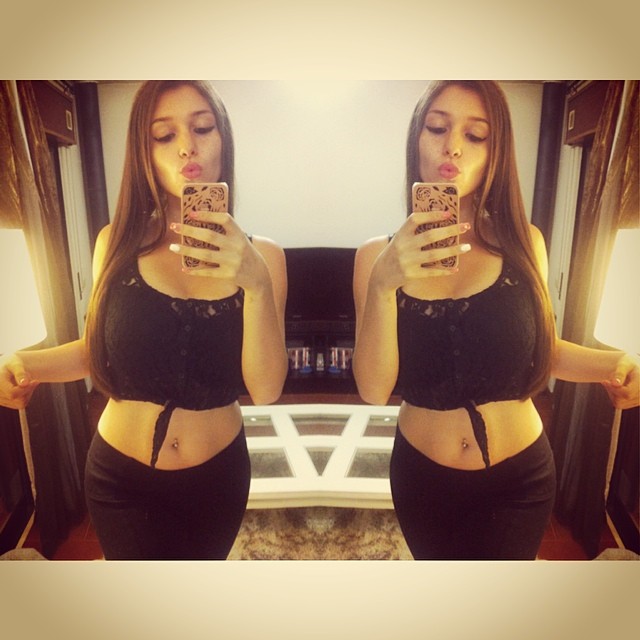 Carolina Neto taking a selfie