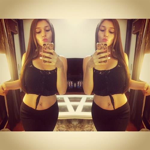 Carolina Neto taking a selfie