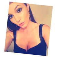 Carolina Neto taking a selfie