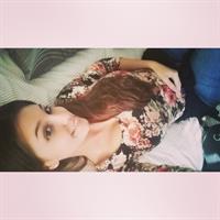 Carolina Neto taking a selfie