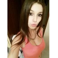 Carolina Neto taking a selfie