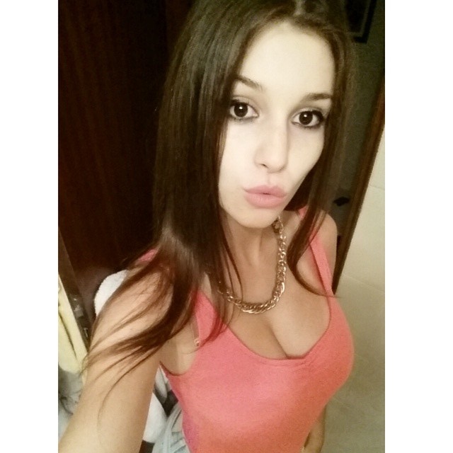 Carolina Neto taking a selfie