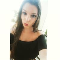 Carolina Neto taking a selfie