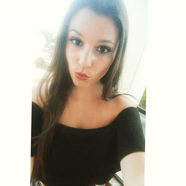 Carolina Neto taking a selfie