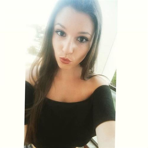 Carolina Neto taking a selfie