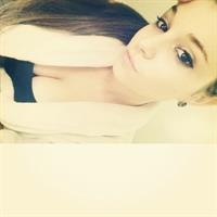 Carolina Neto taking a selfie