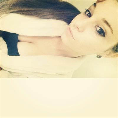 Carolina Neto taking a selfie