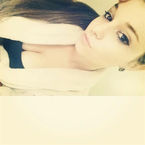 Carolina Neto taking a selfie