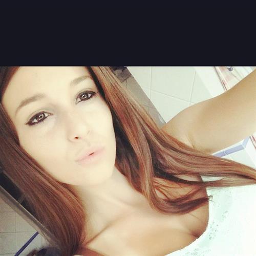 Carolina Neto taking a selfie