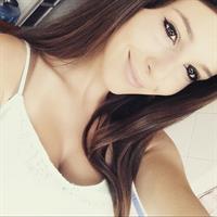 Carolina Neto taking a selfie