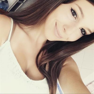 Carolina Neto taking a selfie