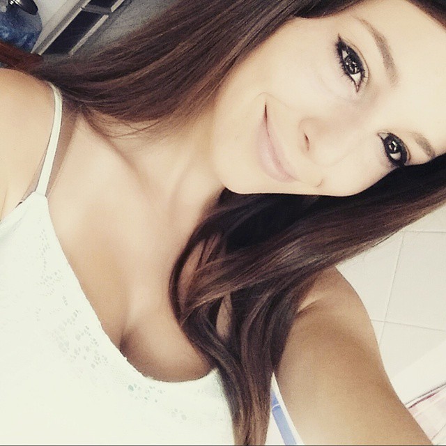 Carolina Neto taking a selfie