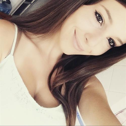 Carolina Neto taking a selfie