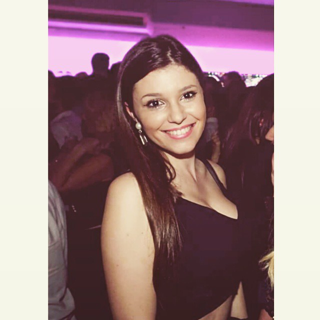 Carolina Neto taking a selfie