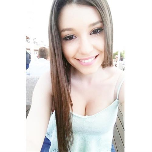 Carolina Neto taking a selfie