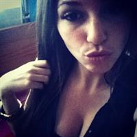 Carolina Neto taking a selfie