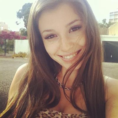 Carolina Neto taking a selfie