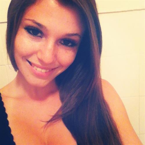 Carolina Neto taking a selfie