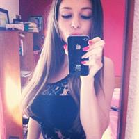 Carolina Neto taking a selfie