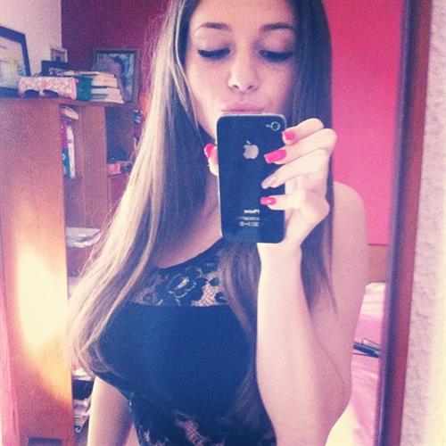 Carolina Neto taking a selfie