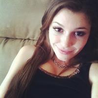 Carolina Neto taking a selfie