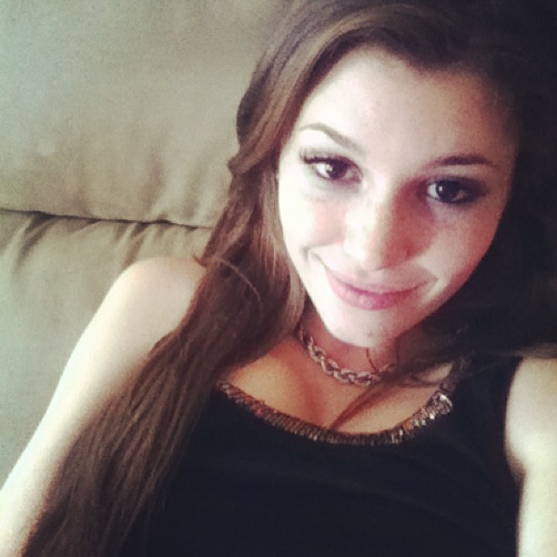 Carolina Neto taking a selfie