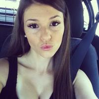 Carolina Neto taking a selfie